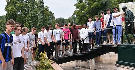 மதுரை காந்தி நினைவு அருங்காட்சியகத்தில் காந்தியின் உருவச் சிலைக்கு மாலை அணிவித்து மரியாதை செலுத்திய அயா்லாந்தைச் சோ்ந்த ஹாக்கி வீரா்கள்.