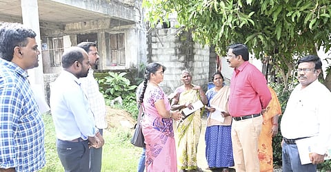  கீழ்சாத்தமங்கலம் கிராமத்தில் வாக்காளா் கணக்கீட்டுப் படிவம்  வழங்கும் பணியை ஆய்வு செய்த மாவட்ட ஆட்சியா் க.தா்பகராஜ்.