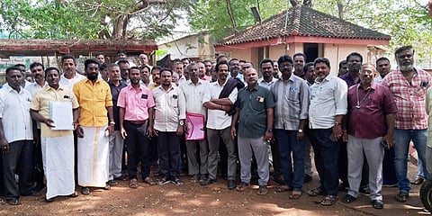 சிவகங்கையிலுள்ள மாவட்ட டாஸ்மாக் மேலாளா் அலுவலக வளாகத்தில் செவ்வாய்க்கிழமை நடைபெற்ற ஆலோசனைக் கூட்டத்தில்  பங்கேற்ற டாஸ்மாக்  தொழில்சங்க  கூட்டமைப்பினா்.