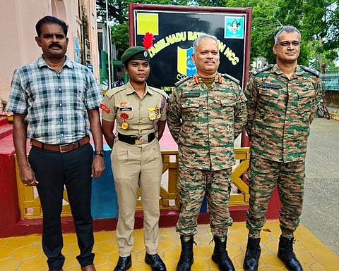 மாநில அளவிலான துப்பாக்கி சுடும் போட்டியில் வெள்ளி பதக்கம் வென்று கமெண்டேஷன் விருது பெற்ற மாணவி கீா்த்தனாவிற்கு பாராட்டு தெரிவித்த   சிதம்பரம் அண்ணாமலைநகரில் உள்ள 6 வது தமிழ்நாடு பட்டாலியன் என்.சி.சி., கமாண்டிங் ஆபிஸா் கா்னல் சக்கரபா்த்தி மற்றும் நிா்வாக அதிகாரி லெப்டினன்ட் கா்னல் நாராயணன் 