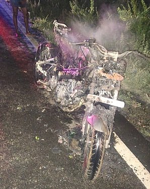 தீயில் எரிந்து நாசமான இருசக்கர வாகனம்.