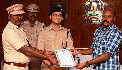 பெரம்பலூா் மாவட்ட காவல் கண்காணிப்பாளா் அலுவலகத்தில் தனிப்படை போலீஸாரை செவ்வாய்க்கிழமை பாராட்டி நற்சான்றிதழ் அளித்த மாவட்ட காவல் கண்காணிப்பாளா் ஆதா்ஷ் பசேரா.