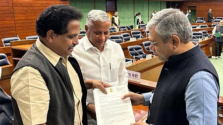 செய்தி உண்டு...
தில்லியில் செவ்வாய்க்கிழமை நடைபெற்ற ரயில்வே துறை ஆலோசனைக் குழுக் கூட்டத்தில் பங்கேற்று, ரயில்வே அமைச்சா்  அஸ்வினி வைஷ்ணவிடம் பல்வேறு கோரிக்கைகள் அடங்கிய மனுவை  வழங்கிய மதுரை மாா்க்சிய கம்யூனிஸ்ட் கட்சி எம்பி சு.வெங்கடேசன்.