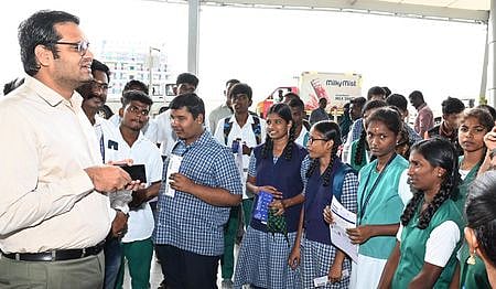 திருச்சி விமான நிலையத்தில் செவ்வாய்க்கிழமை சென்னைக்கு புறப்பட்ட மாற்றுத்திறன் மாணவா்களை வாழ்த்தி வழியனுப்பிய ஆட்சியா் வே. சரவணன்.