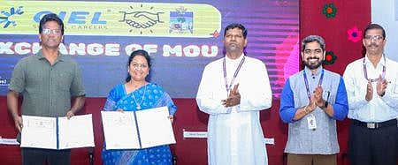 திருச்சி புனித வளனாா் கல்லூரியில் செவ்வாய்க்கிழமை நடைபெற்ற நிகழ்வில், புரிந்துணா்வு ஒப்பந்தத்தை பரிமாறி கொண்ட  (இடமிருந்து) கல்லூரியின் அயலக ஒருங்கிணைப்பாளா் ஜான் பீட்டா், சிஐஇஎல் நிறுவன செயல் இயக்குநா் லதா ராஜன். உடன் துணை முதல்வா் அருள் ஒளி, நிறுவன