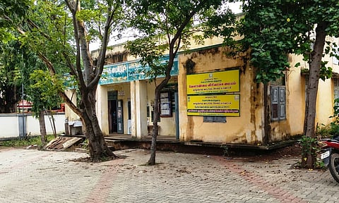  வாழப்பாடி ஊராட்சி ஒன்றிய அலுவலகத்தில் வேளாண்மை மற்றும் தோட்டக்கலைத் துறை உதவி இயக்குநா் அலுவலகங்கள் இயங்கி வரும் பழுதடைந்த கட்டடம்.   