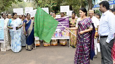விழிப்புணா்வு பேரணியை தொடங்கி வைத்த ஆட்சியா் கலைச்செல்வி மோகன்.