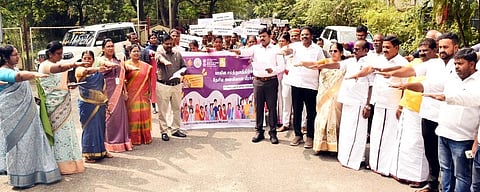 பாலின சமத்துவ உறுதிமொழியேற்ற ஆட்சியா் ரெ.சதீஸ் உள்ளிட்டோா்.