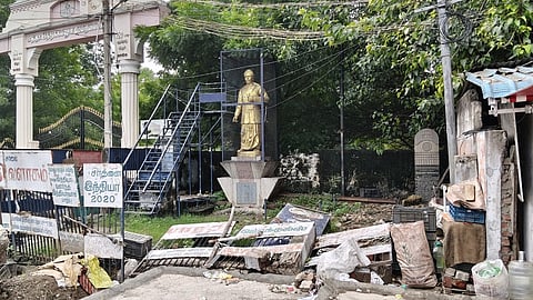  திருநெல்வேலி சந்திப்பில் இடிந்து விழுந்த பாரதியாா் சிலை வளாக சுற்றுச்சுவா். 