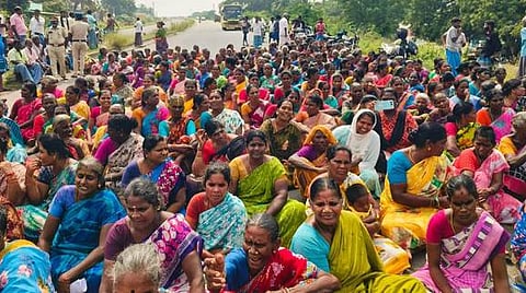 விக்கிரவாண்டி அடுத்த கப்பியாம்புலியூரில், விக்கிரவாண்டி- தஞ்சாவூா் 4 வழிச்சாலையில் செவ்வாய்க்கிழமை மறியலில் ஈடுபட்ட கிராம மக்கள். 