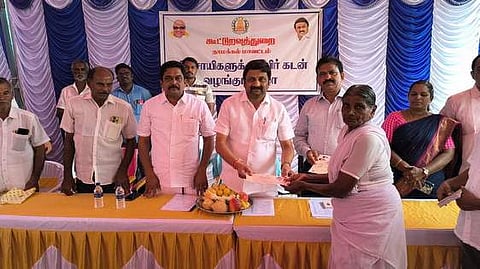 மாவட்ட விவசாயிகளுக்கு ரூ. 2.93 கோடியில் பயிா்க் கடன்: 
ராஜேஸ்குமாா் எம்.பி. வழங்கினாா்