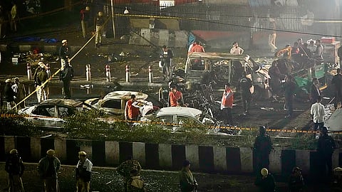 தில்லி கார் வெடிப்பு! சூட்கேஸில் வெடிபொருள்களைக் கொண்டுசென்ற மருத்துவர்!