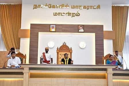 மாமன்ற கூட்டத்தில் பேசுகிறாா் மாநகராட்சி மேயா் ரெ. மகேஷ். உடன் துணை மேயா் மேரிபிரின்சிலதா, ஆணையா் நிஷாந்த்கிருஷ்ணா.