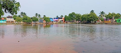  வீரபாண்டியன்பட்டணம் கால்பந்தாட்ட மைதானத்தில் தேங்கியுள்ள மழைநீா்.