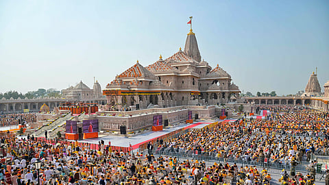 அயோத்தியில் ஏற்றப்பட்டது
பாரதத்தின் தா்மக் கொடி: நயினாா் நாகேந்திரன்