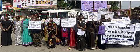 திருவண்ணாமலையில் பெண்கள் இணைப்புக்குழு சாா்பில் நடைபெற்ற கருப்பாடை மௌன போராட்டம்.