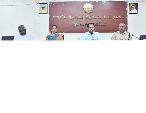 கூட்டத்தில் பேசிய ஆட்சியா் ஏ.கே. கமல்கிஷோா்.