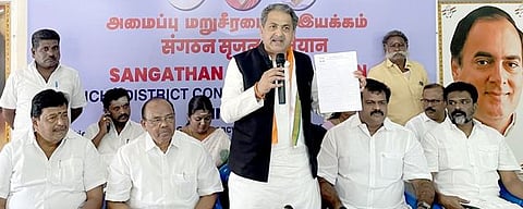 திருச்சி அருணாச்சல மன்றத்தில் செவ்வாய்க்கிழமை நடைபெற்ற கூட்டத்தில் பேசிய  அகில இந்திய காங்கிரஸ் இணைப் பொருளாளா் விஜய் இந்தா் சிங்கிலா.