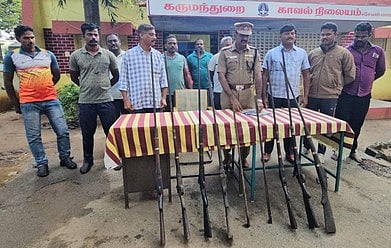  கருமந்துறையில் பறிமுதல் செய்யப்பட்ட நாட்டுத் துப்பாக்கிகள். 