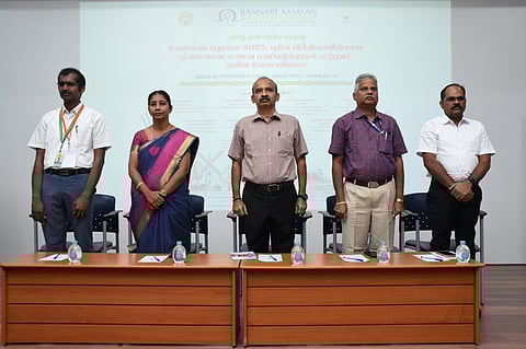 சத்தியமங்கலம் பண்ணாரி அம்மன் தொழில்நுட்பக் கல்லூரியில் செவ்வாய்க்கிழமை நடைபெற்ற வேளாண் நிபுணா் மாநாட்டில் பங்கேற்ற வேளாண் துறையினா்.