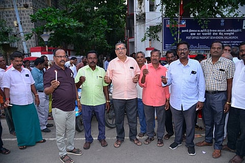  கள்ளக்குறிச்சியில் ஆா்ப்பாட்டம் நடத்திய அகில இந்திய கிராமிய அஞ்சல் ஊழியா் சங்கத்தினா்.