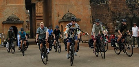 தஞ்சாவூா் பெரிய கோயிலிலிருந்து செவ்வாய்க்கிழமை சைக்கிளில் சுற்றுப் பயணத்தைத் தொடங்கிய நெதா்லாந்து சுற்றுலா பயணிகள்.