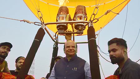 தில்லி யமுனை நதிக்கரையில்  ஹாட் - ஏா் பலூன் சவாரியின் சோதனை ஓட்டத்தை செவ்வாய்க்கிழமை தொடங்கி வைத்த  துணை நிலை ஆளுநா் வி.கே. சக்சேனா.