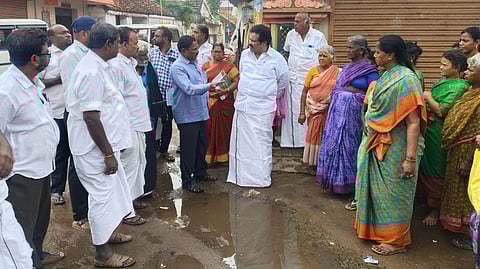 திருவள்ளூா் அருகே சாலையில் தேங்கும் கழிவுநீரால் பொதுமக்கள் அவதிக்குள்ளாகி வரும் நிலையில் சட்டப்பேரவை உறுப்பினா் வி.ஜி.ராஜேந்திரன் ஆய்வு மேற்கொண்டாா். 