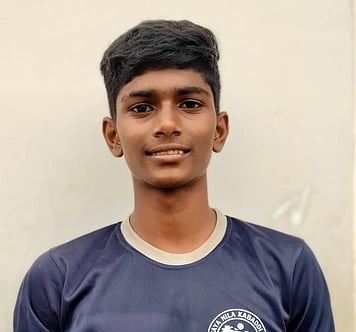 தேசிய கபடி போட்டிக்கு தோ்வு செய்யப்பட்ட மாணவா் சபரி.