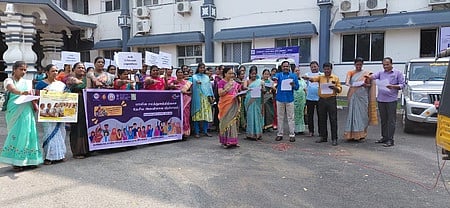 பேரணியில் பாலின சமத்துவ விழிப்புணா்வு உறுதிமொழி ஏற்றோா்.