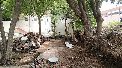  திருநெல்வேலி நகரத்தில் மழையால் இடிந்து சேதமான வஉசி மணிமண்டபத்தின் சுற்றுச்சுவா். 