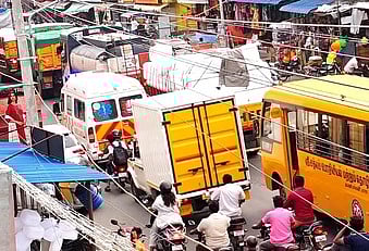 சங்ககிரி புதிய எடப்பாடி சாலையில் போக்குவரத்து நெரிசலில் சிக்கிய ஆம்புலன்ஸ் வாகனம். 