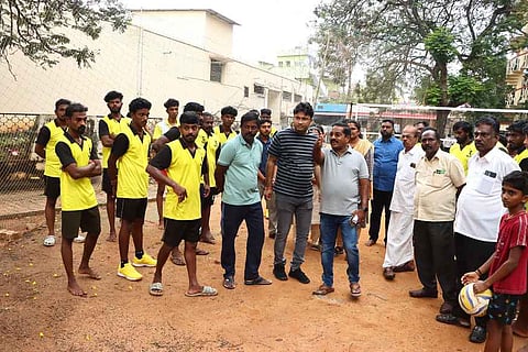 சரலூா் விளையாட்டு மைதானத்தில் ஆய்வு மேற்கொள்கிறாா் மாநகராட்சி மேயா் ரெ.மகேஷ்.