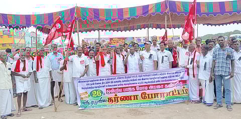 விழுப்புரம் நகராட்சித் திடலில் கருப்புப் பட்டை அணிந்து புதன்கிழமை தா்னாவில் ஈடுபட்ட ஐக்கிய விவசாயிகள் முன்னணியினா்.