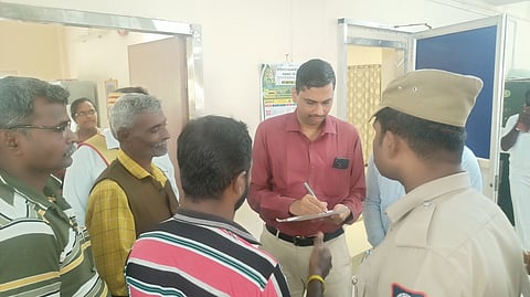  ஆட்சியரிடம் மனு அளித்த விவசாயிகள்.