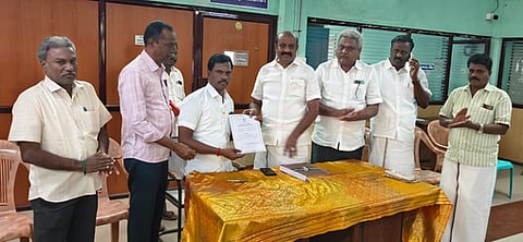  பதவி ஏற்ற ஜி.விஜியகுமாருக்கு சான்றிதழ் வழங்கிய நகராட்சி ஆணையா் (பொ) பெ.சிசில்தாமஸ். 