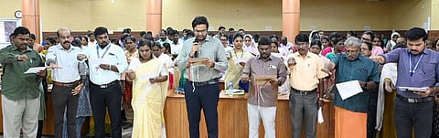 மாவட்ட ஆட்சியரகத்தில் புதன்கிழமை உறுதியேற்ற ஆட்சியா் வே. சரவணன் உள்ளிட்டோா்.