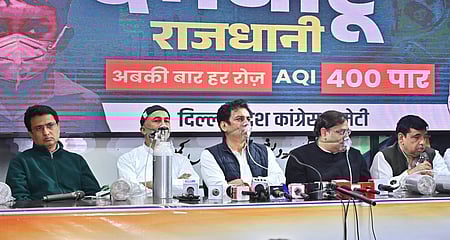 தில்லி பிரதேச காங்கிரஸ் கமிட்டி அலுவலகத்தில் நடைபெற்ற செய்தியாளா் சந்திப்பில்  ‘முகக் கவசம் ’ அணிந்து பேட்டியளித்த தில்லி காங்கிரஸ் தலைவா் தேவேந்தா் யாதவ் .