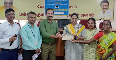 உயா்கல்வி பயிலும் மாணவிக்கு கல்விக்கடன் வழங்குவதற்கான உத்தரவு ஆணையை வழங்கிய மாவட்ட ஆட்சியரின் நோ்முக உதவியாளா் (பொது) நிறைமதி. உடன், மாவட்ட முன்னோடி வங்கி மேலாளா் ஜித்தேந்திரன் உள்ளிட்டோா்.