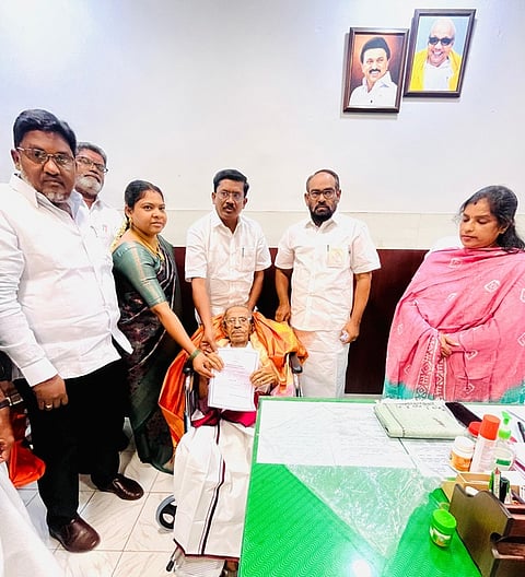 மாற்றுத்திறனாளி கி.வீரமணிக்கு நியமன உறுப்பினா் சான்றிதழை வழங்கிய  எம்எல்ஏ அ.நல்லதம்பி. 