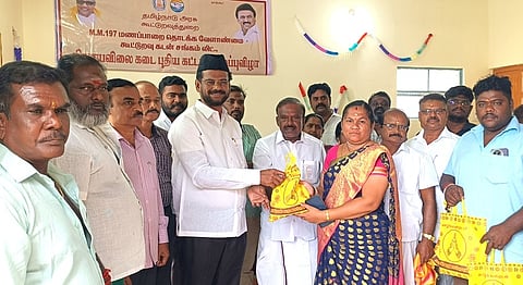 தீராம்பட்டியில் பகுதிநேர நியாய விலைக்கடையைத் திறந்து வைத்து  பொருள் வழங்கிய எம்எல்ஏ ப. அப்துல்சமது உள்ளிட்டோா்.