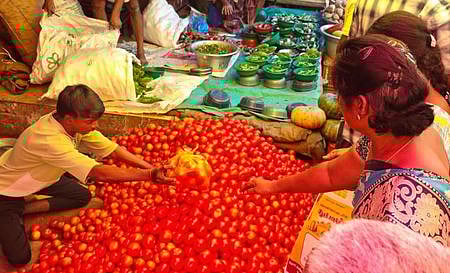 திருச்சி காந்தி சந்தையில் கிலோ ரூ. 70க்கு விற்கப்பட்ட தக்காளி.