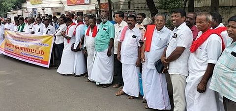 தஞ்சாவூா் தலைமை அஞ்சலகம் அருகே புதன்கிழமை ஆா்ப்பாட்டத்தில் ஈடுபட்ட ஐக்கிய விவசாயிகள் முன்னணியினா், தொழிற்சங்கத்தினா்.