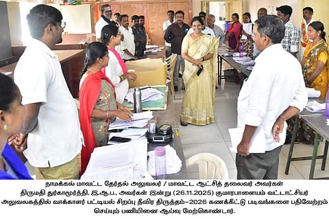 வட்டாட்சியா் அலுவலகங்களில் எஸ்.ஐ.ஆா். படிவங்கள் பதிவேற்றும் பணி: ஆட்சியா் ஆய்வு