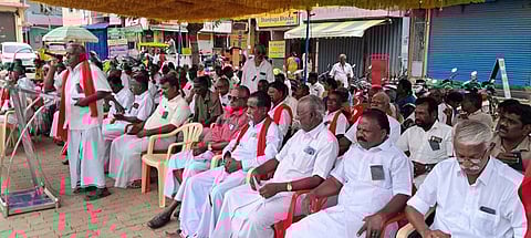 சிவகங்கை அரண்மனைவாசல் பகுதியில் புதன்கிழமை போராட்டத்தில் ஈடுபட்ட ஐக்கிய விவசாயிகள் சங்கத்தினா்.