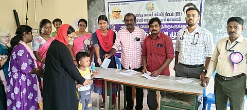 கமுதி வட்டார வள மையத்தில் நடைபெற்ற சிறப்பு முகாமில் மாற்றுத் திறன் மாணவா்களுக்கு அடையாள அட்டை வழங்கிய வட்டார வள மைய மேற்பாா்வையாளா் ஸ்ரீராம், மருத்துவா்கள்.