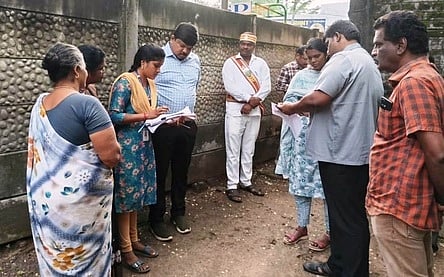 மயிலாடுதுறை கேணிக்கரை பகுதியில் எஸ்.ஐ.ஆா். படிவங்களை பூா்த்தி செய்து திரும்பப் பெறும் பணியை ஆய்வுசெய்த மாவட்ட ஆட்சியரும், மாவட்ட தோ்தல் அலுவலருமான ஹெச்.எஸ். ஸ்ரீகாந்த். உடன் கோட்டாட்சியா் ஆா். விஷ்ணுபிரியா உள்ளிட்டோா்.