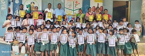 நிகழ்ச்சியில் இந்திய அரசியல் அமைப்பின் முகப்புரை நகல் பெற்ற மாணவ, மாணவிகள். 