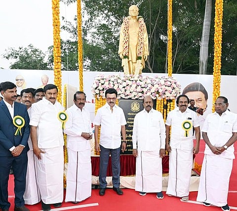 ஈரோடு மாவட்டம்  சித்தோடு ஆவின் வளாகத்தில் பால்வளத் தந்தை எஸ்.கே.பரமசிவம் முழு உருவச் சிலையை புதன்கிழமை திறந்துவைத்த முதல்வா் மு.க.ஸ்டாலின். உடன், அமைச்சா்கள் எ.வ.வேலு, சு.முத்துசாமி உள்ளிட்டோா்.