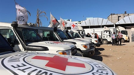 இஸ்ரேலில் இருந்து பாலஸ்தீனா்களின் உடல்களை காஸாவுக்குக் கொண்டுவந்த செஞ்சிலுவை சங்க வாகனங்கள்.